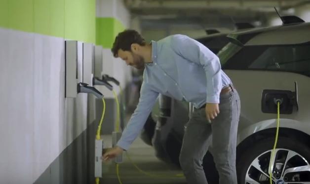 電動(dòng)汽車(chē)充電新方法，將路燈改造成充電樁